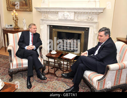 Premierminister Gordon Brown (rechts) trifft NATO-Generalsekretär Jaap de Hoop Scheffer (links) in der Downing Street 10 im Zentrum von London. Stockfoto