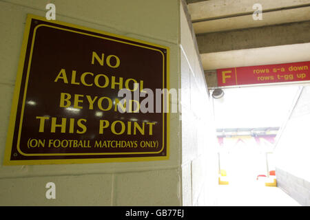 Fußball - Coca-Cola Football League Two - Bradford City / Gillingham - Coral Windows Stadium. Ein Schild, auf dem im Coral Windows Stadium gezeigt wird, dass Alkohol nicht auf den Boden gebracht werden darf Stockfoto