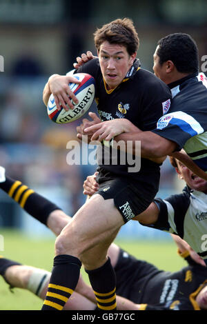 Rugby Union - Zurich Premiership - London Wasps gegen Bath. Tom Voyce (l) von London Wasps wird von Bays Isaac Feaunati angegangen (r) Stockfoto