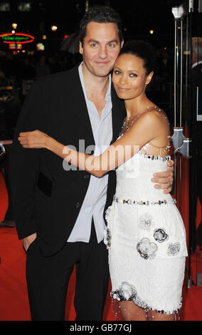 Thandie Newton und Oliver Parker kommen zur Gala-Vorführung von 'W' während des Times BFI London Film Festival 2008 im Odeon West End im Zentrum von London. Stockfoto