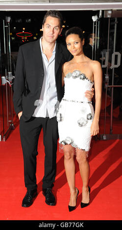 Thandie Newton und Oliver Parker kommen zur Gala-Vorführung von 'W' während des Times BFI London Film Festival 2008 im Odeon West End im Zentrum von London. Stockfoto