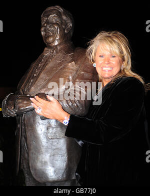 Eine Statue des Komikers Les Dawson wird von seiner Witwe Tracy Dawson am St Annes Pier, Lytham St Annes, Lancashire enthüllt. Stockfoto