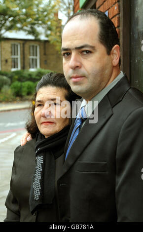 Maria Otone de Menezes und Giovani da Silva, Mutter und Bruder von Jean Charles de Menezes, kommen am Oval Cricket Ground in Süd-London an, um den Tod von Jean zu erkunden. Stockfoto