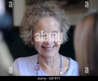 Aeronwy Ellis in dem Haus, in dem ihr Vater Dylan Thomas geboren wurde und in Swansea lebte, das heute an seinem 94. Geburtstag der Öffentlichkeit enthüllt wurde. Stockfoto