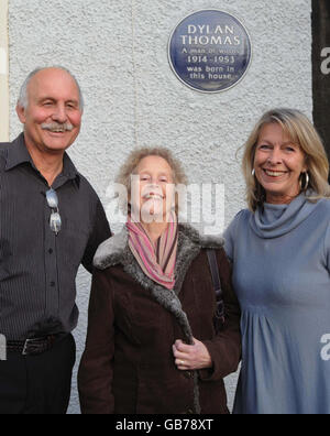 Aeronwy Ellis (Mitte) steht vor dem Haus, in dem ihr Vater Dylan Thomas mit den Restauratoren Geoff und Anne Haden in Swansea geboren wurde. Das Haus wurde heute, an seinem 94. Geburtstag, der Öffentlichkeit enthüllt. Stockfoto