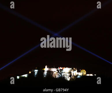 Lichter in Form eines Saltire-Projekts über Stirling Castle und dem Wallace-Denkmal bei der Eröffnung des Scottish Poppy Appeal. Stockfoto