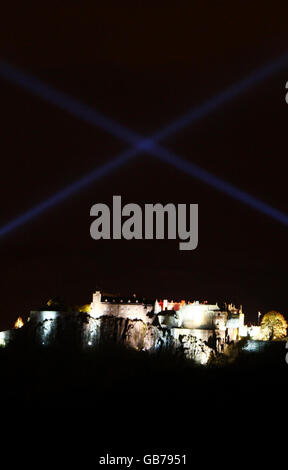 Lichter in Form eines Saltire-Projekts über Stirling Castle und dem Wallace-Denkmal bei der Eröffnung des Scottish Poppy Appeal. Stockfoto