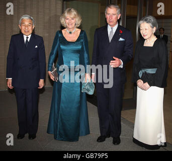 (Von links nach rechts) Kaiser Akihito, die Herzogin von Cornwall, der Prinz von Wales und Kaiserin Michiko, bei einem privaten Abendessen im Imperial Palace, Tokio, Japan. Stockfoto