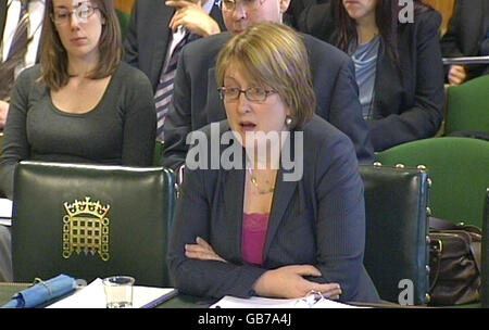 Innenministerin Jacqui Smith spricht vor dem Gemeinsamen Ausschuss für Menschenrechte im Unterhaus, London. Stockfoto