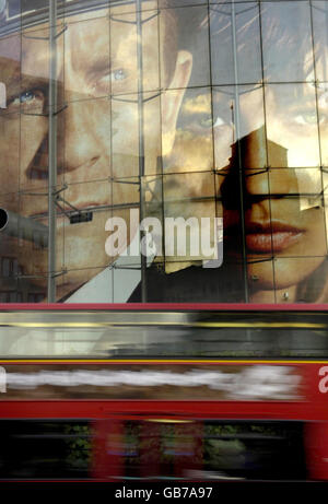 Ein riesiges Plakat, das den neuen James Bond-Film 'Quantum of Solace' im IMAX-Kino in London wirbt. Stockfoto