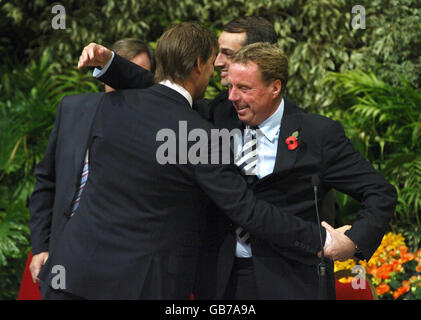 Der neue Portsmouth FC Manager Tony Adams (links) umarmt seinen Vorgänger Harry Redknapp in Portsmouth Guildhall in Hampshire. Stockfoto