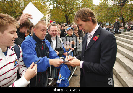 Das Portsmouth-Team erhält die Freiheit der Stadt. Der neue FC-Manager von Portsmouth, Tony Adams, signiert Autogramme für Fans vor Portsmouth Guildhall in Hampshire. Stockfoto