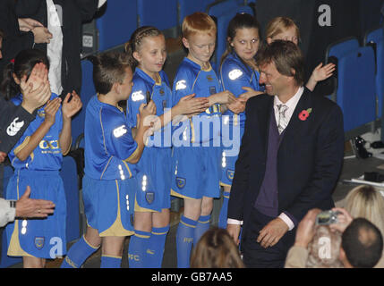 Das Portsmouth-Team erhält die Freiheit der Stadt. Der neue FC-Manager von Portsmouth, Tony Adams, kommt in Portsmouth Guildhall in Hampshire an. Stockfoto