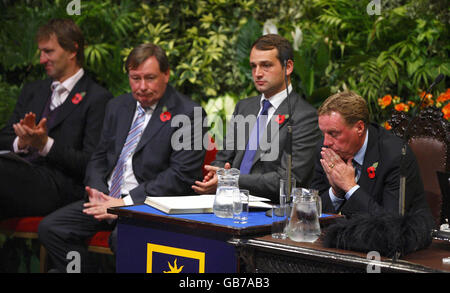 Der ehemalige Portsmouth FC Manager Harry Redknapp (rechts) in Portsmouth Guildhall in Hampshire mit dem neuen Manager Tony Adams (links), dem Clubchef Peter Storrie (zweite links) und dem Clubbesitzer Sacha Gaydamak (zweite rechts). Stockfoto