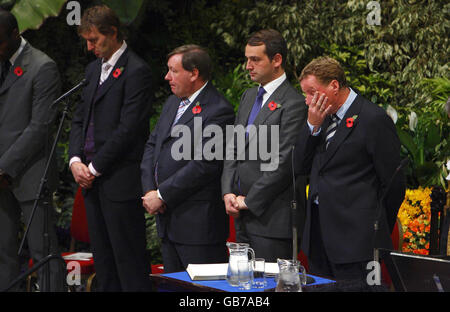 Der ehemalige Portsmouth FC Manager Harry Redknapp (rechts) in Portsmouth Guildhall in Hampshire mit dem neuen Manager Tony Adams (links), dem Clubchef Peter Storrie (zweite links) und dem Clubbesitzer Sacha Gaydamak (zweite rechts). Stockfoto