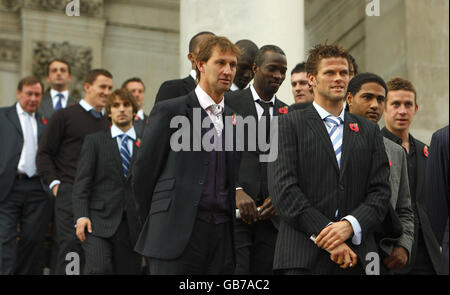 Das Portsmouth-Team erhält die Freiheit der Stadt. Der neue FC-Manager von Portsmouth, Tony Adams (Mitte), mit seinen Spielern vor Portsmouth Guildhall in Hampshire. Stockfoto