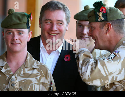 Sgt-Major David Robertson (rechts) vom Argyll and Sutherland Highlanders Bataillon, 5. Royal Regiment of Scotland, mit McCoist, dem stellvertretenden Manager der Rangers, im Murray Park, Glasgow, bevor er am Wochenende vom FC Rangers bei ihrem Kampf mit Inverness Caledonian Thistle den Fußballfans vorgestellt wurde. Sehen Sie sich PA Story an. Stockfoto