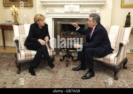 Bundeskanzlerin Angela Merkel trifft Premierminister Gordon Brown in der Downing Street 10 in London. Stockfoto