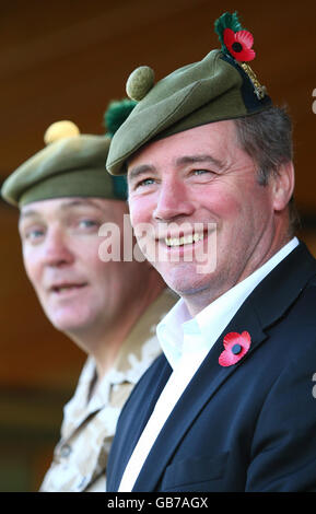 Sgt-Major David Robertson (rechts) vom Argyll and Sutherland Highlanders Bataillon, 5. Royal Regiment of Scotland, mit dem Rangers-Stellvertretenden Manager McCoist im Murray Park, Glasgow, bevor er am Wochenende vom Rangers FC während des Zusammenstoßes mit Inverness Caledonian Thistle den Fußballfans vorgestellt wurde. Sehen Sie sich PA Story an. Stockfoto