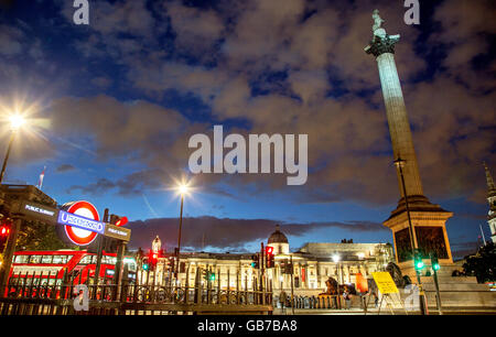 U-Bahnstation und Nelsons Säule Trafalgar Square bei Nacht-London-UK Stockfoto