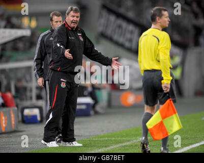 Wales-Manager John Toshack fragt den Linienvorführer während des FIFA-WM-Qualifying-Spiels im Borussia Park, Monchengladbach, Deutschland. Stockfoto