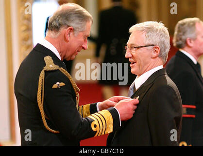 Der Entertainer Paul O'Grady, 53, wird vom Prince of Wales im Buckingham Palace im Zentrum von London zum Mitglied des Order of the British Empire gemacht. Stockfoto