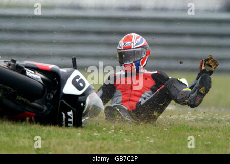 Motorradfahren - British Superbike Championship - Rockingham. Mark von Honda Racing bricht aus dem Rennen aus Stockfoto