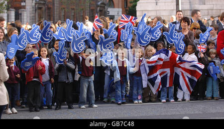 Schüler der Dalmain School, Forest Hill, jubeln vor der St. Paul's Cathedral während einer Parade von olympischen und paralympischen Athleten durch die Stadt. Stockfoto