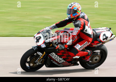 Motorradfahren - British Superbike Championship - Rockingham. Shane Byrne, Monstermob Ducati Stockfoto