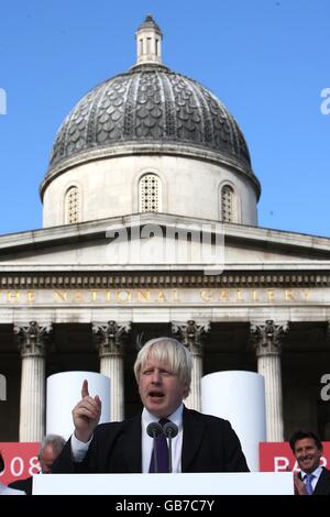 Olympische Spiele - Team GB Beijing Homecoming Parade - London. Boris Johnson, der Bürgermeister von London, hält eine Rede auf der Bühne am Trafalgar Square während der Team GB Homecoming Parade im Zentrum von London Stockfoto