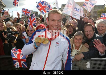 Der dreifache Goldmedaillengewinnerin Chris Hoy zeigt seine Medaillen während der Ausstellung Die Team GB Homecoming Parade im Zentrum von London Stockfoto