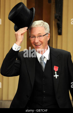 Entertainer Paul O'Grady, 53, im Buckingham Palace, wo er vom Prince of Wales zum Mitglied des Order of the British Empire wurde. Stockfoto