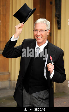 Entertainer Paul O'Grady, 53, im Buckingham Palace, wo er vom Prince of Wales zum Mitglied des Order of the British Empire wurde. Stockfoto