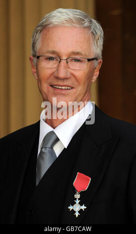 Entertainer Paul O'Grady, 53, im Buckingham Palace, wo er heute vom Prince of Wales zum Mitglied des Order of the British Empire wurde. Stockfoto