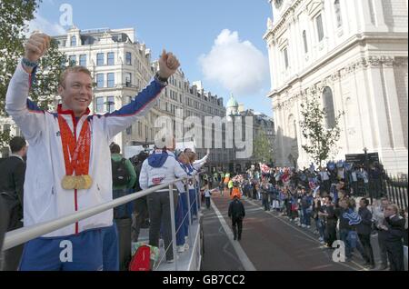 Olympische Spiele - Team GB Beijing Homecoming Parade - London. Der dreifache Goldmedaillengewinnerin Chris Hoy während der Team GB Homecoming Parade im Zentrum von London Stockfoto