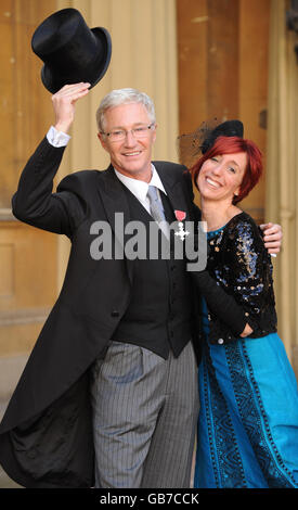 Entertainer Paul O'Grady, 53, am Buckingham Palace mit Tochter Sharyn Mousley. Heute wurde er vom Prince of Wales zum Mitglied des Order of the British Empire gemacht. Stockfoto