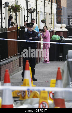 Anwohner betrachten die Szene, in der ein 24-jähriger Mann namens Gavin McCarthy in der Sheriff Street in Dublin getötet wurde. Stockfoto