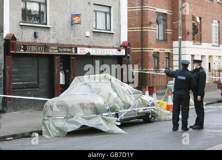 Gardai an der Szene, an der ein 24-jähriger Mann namens Gavin McCarthy in der Sheriff Street in Dublin getötet wurde. Stockfoto