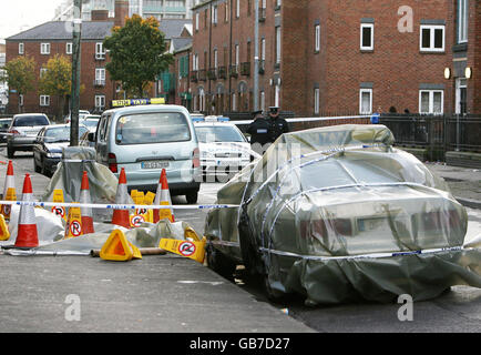 Gardai an der Szene, an der ein 24-jähriger Mann namens Gavin McCarthy in der Sheriff Street in Dublin getötet wurde. Stockfoto