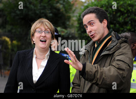 Innenministerin Jacqui Smith spricht mit Steve Summers, der lokalen Anwohner Gruppe Freunde der Rennbahn, während eines Besuchs im Stadtpark, in Northampton. Stockfoto