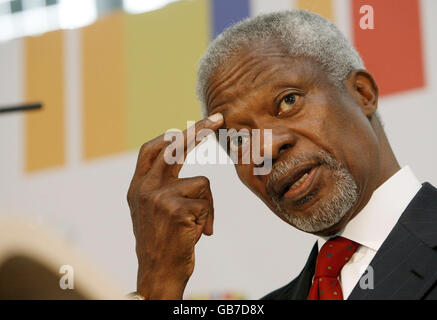 Der ehemalige UN-Generalsekretär Kofi Annan kündigt den ehemaligen Präsidenten von Botswana, Festus Gontebanye Mogae, als Gewinner des Ibrahim-Preises für Leistungen in afrikanischer Führung im City Hall, London, an. Stockfoto