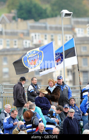 Bath Rugby-Fans zeigen ihre Unterstützung und ihre Farben im Ständer Stockfoto