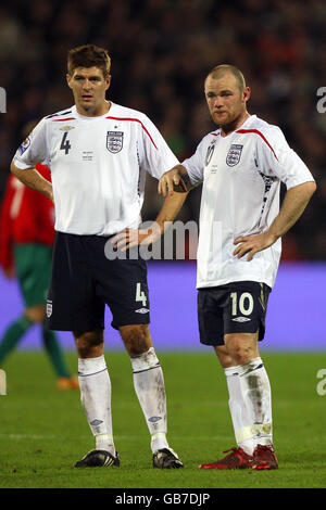 Fußball - FIFA Fußball-Weltmeisterschaft 2010 - Qualifikationsrunde - Gruppe sechs - Weißrussland gegen England - Dinamo Stadium. Der englische Wayne Rooney (links) und Teamkollege Steven Gerrard während des Spiels. Stockfoto