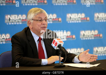 David Stern, Kommissar der NBA, spricht auf einer Pressekonferenz Stockfoto