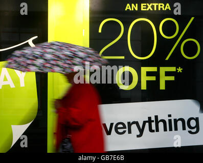 Wirtschaftskrise. Ein Schaufenster in Canterbury, Kent, wirbt für Preissenkungen, was den wirtschaftlichen Abschwung widerspiegelt. Stockfoto