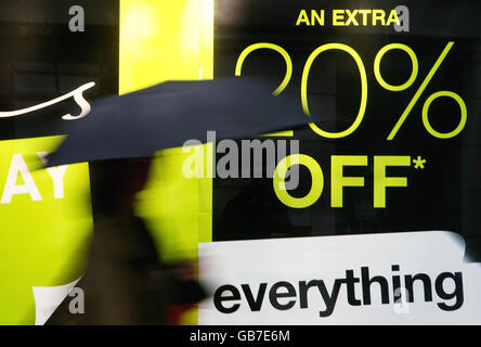 Ein Schaufenster in Canterbury, Kent, wirbt für Preissenkungen, was den wirtschaftlichen Abschwung widerspiegelt. Stockfoto