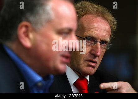 Glenrothes-Nachwahl der Labour-Kandidat Lindsay Roy und der ehemalige erste Minister Jack McConnell MSP kämpfen im britischen Einkaufszentrum Glenrothes. Stockfoto