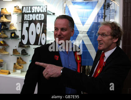 Glenrothes-Nachwahl der Labour-Kandidat Lindsay Roy und der ehemalige erste Minister Jack McConnell MSP kämpfen im britischen Einkaufszentrum Glenrothes. Stockfoto