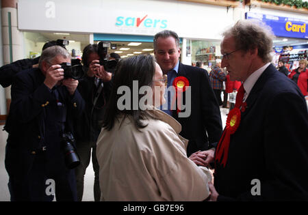 Glenrothes-Nachwahl der Labour-Kandidat Lindsay Roy und der ehemalige erste Minister Jack McConnell MSP kämpfen im britischen Einkaufszentrum Glenrothes. Stockfoto