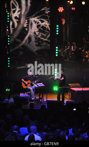 Nitin Sawhney tritt während der BBC Electric Proms im Roundhouse in Camden Town, London, auf. Stockfoto